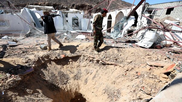 جنود حكوميون يمشون في موقع هجوم صاروخي حوثي على مسجد معسكرات في مأرب - سبوتنيك عربي