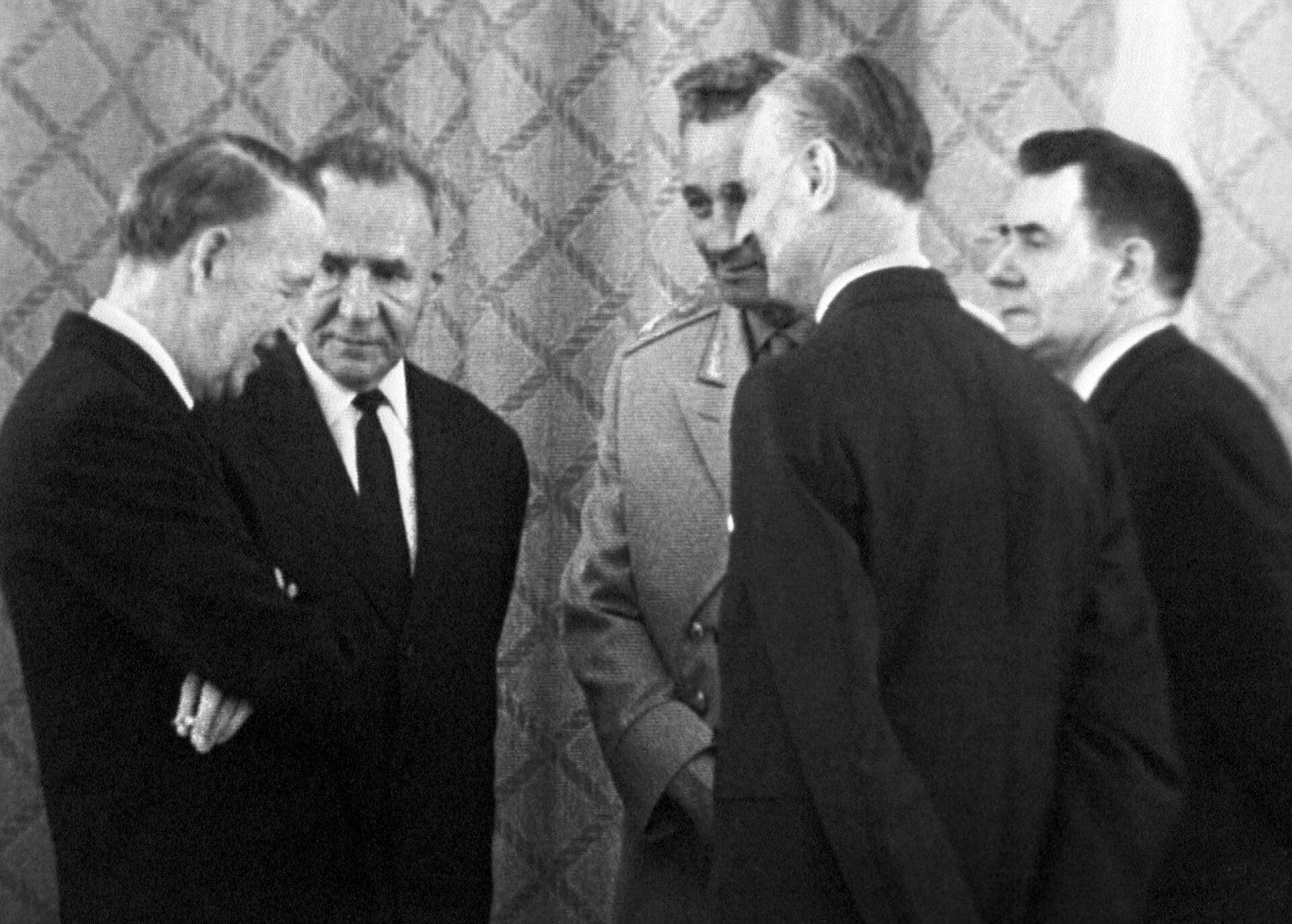 سفير الولايات المتحدة الأمريكية ليلين إ. تومبسون، إلى اليسار ، يتحدث مع رئيس الوزراء السوفيتي أليكسي كوسيجين، ووزير الدفاع السوفيتي أندريه جريتشكو والسفير البريطاني في الاتحاد السوفييتي جيفري هاريسون ووزير الخارجية السوفيتي أندريه جروميكو في التوقيع على معاهدة عدم انتشار الأسلحة النووية في موسكو يوم 1 يوليو عام 1968 - سبوتنيك عربي, 1920, 01.08.2022
