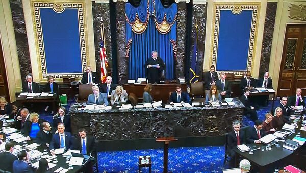 رئيس القضاة روبرتس يترأس محاكمة عزل الرئيس ترامب في مبنى الكابيتول الأمريكي في واشنطن - سبوتنيك عربي