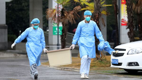 طاقم طبي يحمل صندوقًا في مستشفى جينتيان حيث يتم علاج مرضى الالتهاب الرئوي الناجم عن سلالة جديدة من فيروس كورونا في ووهان في الصين - سبوتنيك عربي