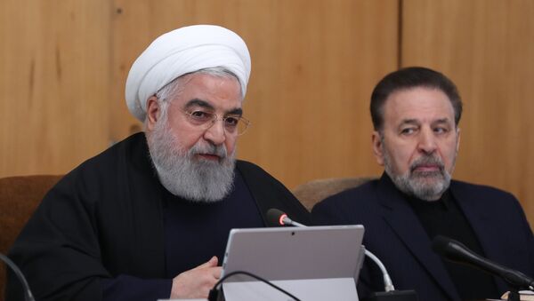 الرئيس الإيراني حسن روحاني ومدير مكتبه محمود واعظي - سبوتنيك عربي