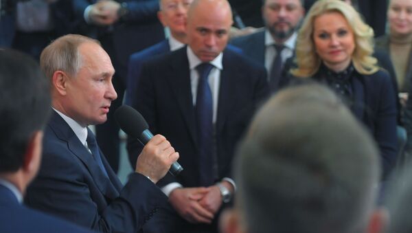 الرئيس الروسي فلاديمير بوتين خلال اجتماعه مع ممثلين عن المجتمع - سبوتنيك عربي