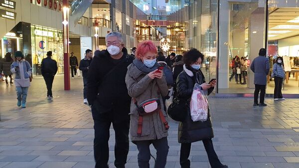 أشخاص يرتدون أقنعة الوجه في بكين لأن الصين تحاول السيطرة على تفشي فيروس كورونا - سبوتنيك عربي