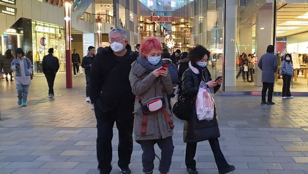 أشخاص يرتدون أقنعة الوجه في بكين لأن الصين تحاول السيطرة على تفشي فيروس كورونا - سبوتنيك عربي