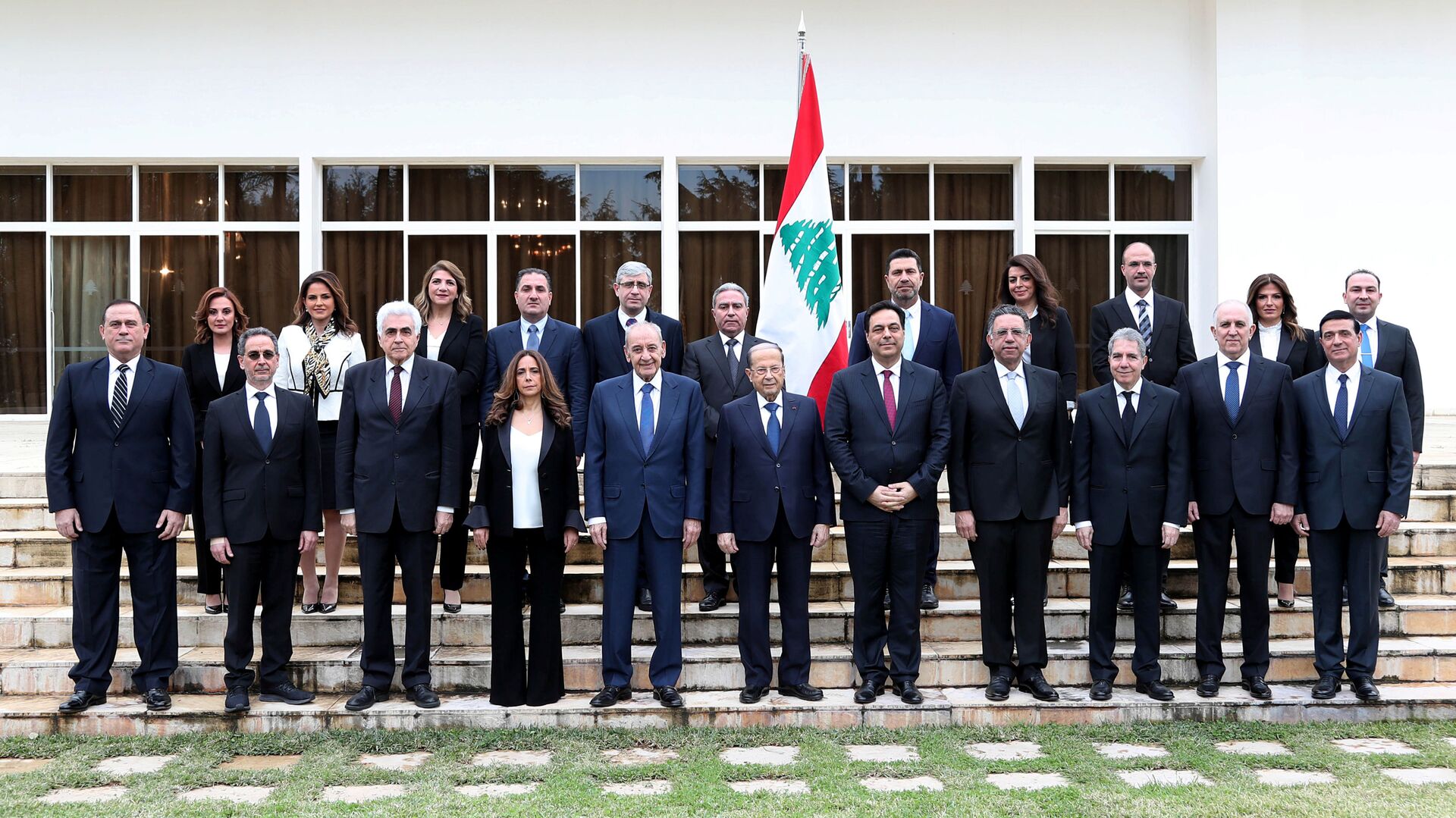 أعضاء الحكومة اللبنانية الجديدة يلتقطون صورة بالقصر الرئاسي في بعبدا - سبوتنيك عربي, 1920, 14.07.2021