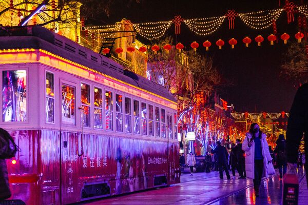 مواطنون صينيون يستعدون للاحتفال بالعام القمري الجديد في بكين، الصين - سبوتنيك عربي