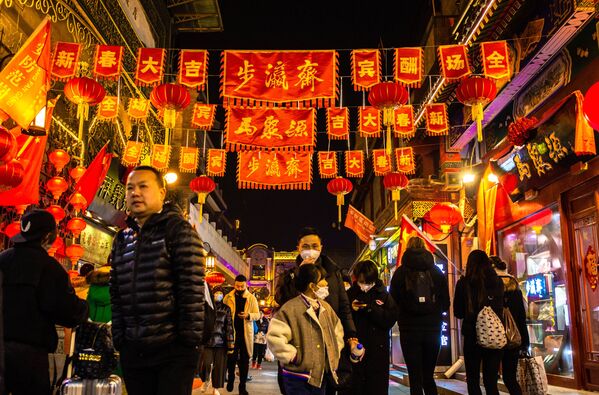مواطنون صينيون يستعدون للاحتفال بالعام القمري الجديد في بكين، الصين - سبوتنيك عربي