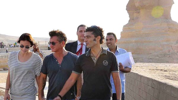 الفنان المصري خالد النبوي مصطحبا الممثل الأمريكي شون بن في جولة بأهرامات الجيزة، القاهرة، 30 سبتمبر/ أيلول 2011 - سبوتنيك عربي