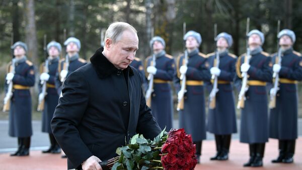 بوتين يضع الزهور على نصب تذكاري للمدافعين عن مدينة لينينغراد - سبوتنيك عربي