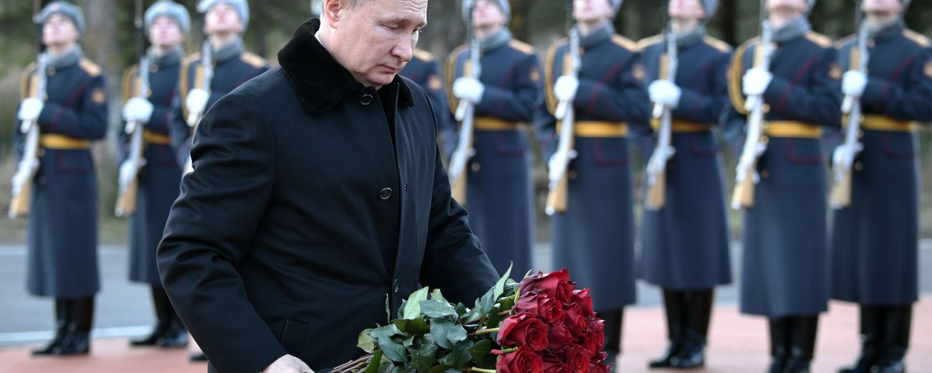 بوتين يضع الزهور على نصب تذكاري للمدافعين عن مدينة لينينغراد - سبوتنيك عربي, 1920, 27.01.2024