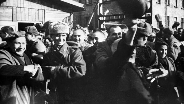 سجناء معسكر أوشفيتز في الدقائق الأولى بعد تحرير المعسكر من قبل الجيش السوفيتي - سبوتنيك عربي