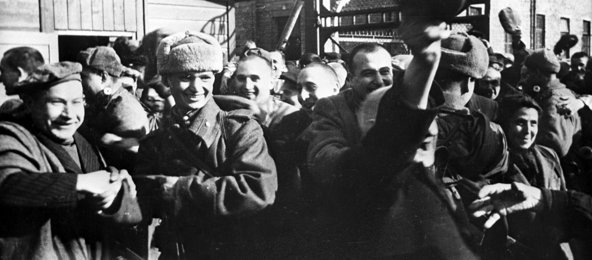سجناء معسكر أوشفيتز في الدقائق الأولى بعد تحرير المعسكر من قبل الجيش السوفيتي - سبوتنيك عربي, 1920, 27.01.2020