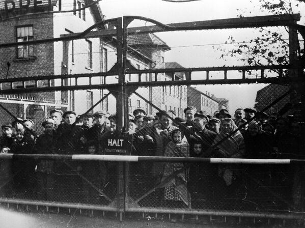 سجناء معسكر أوشفيتز قبل تحرير المعسكر من قبل الجيش السوفيتي - سبوتنيك عربي