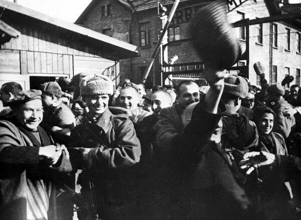 سجناء معسكر أوشفيتز في الدقائق الأولى بعد تحرير المعسكر من قبل الجيش السوفيتي - سبوتنيك عربي