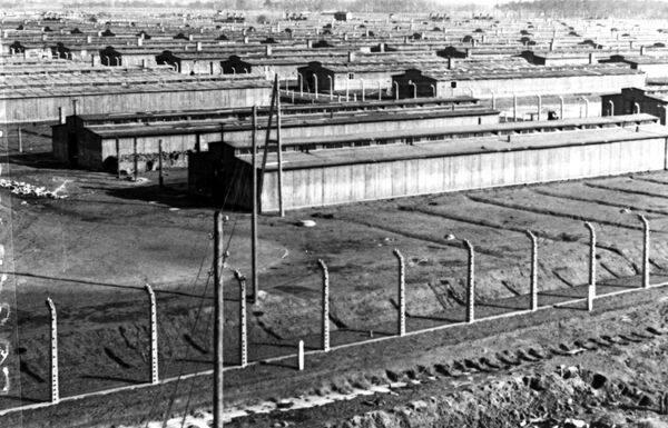 الحرب العالمية الثانية 1939 - 1945. ثكنات معسكر اعتقال أوشفيتز في ينايرم كانون الثاني 1945. يعد معسكر أوشفيتز أكبر معسكرات الإبادة النازية وأكثرها بقاء لفترة زمنية طويلة. لذا، فقد أصبح أحد الرموز الرئيسية للمحرقة (الهولوكوست). وفقًا لوثائق محكمة نورمبرغ، قُتل 2.8 مليون شخص في المعسكر خلال فترة 1941-1945، 90٪ منهم كانوا من اليهود. - سبوتنيك عربي
