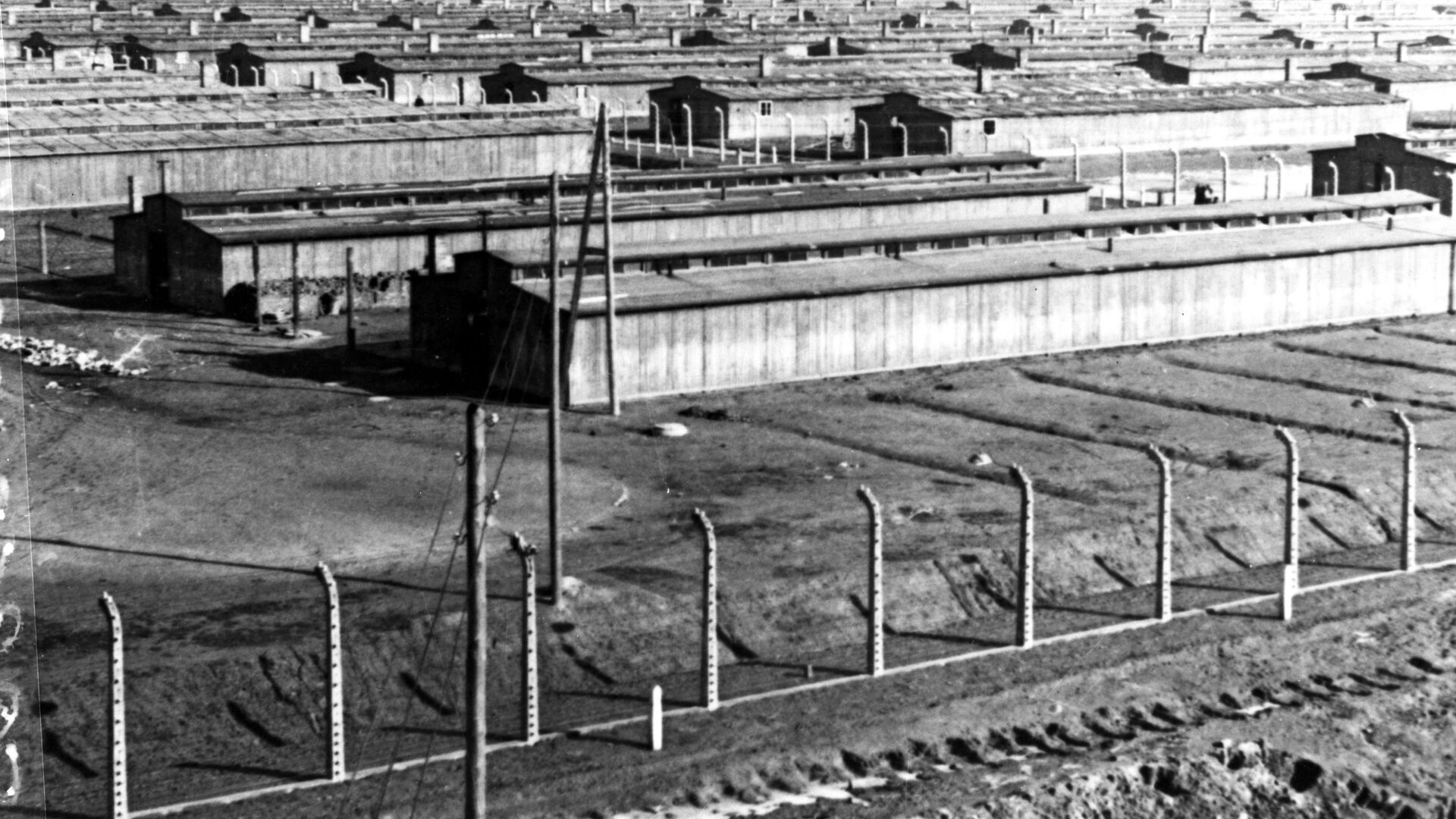 الحرب العالمية الثانية 1939 - 1945. ثكنات معسكر اعتقال أوشفيتز في ينايرم كانون الثاني 1945. يعد معسكر أوشفيتز أكبر معسكرات الإبادة النازية وأكثرها بقاء لفترة زمنية طويلة. لذا، فقد أصبح أحد الرموز الرئيسية للمحرقة (الهولوكوست). وفقًا لوثائق محكمة نورمبرغ، قُتل 2.8 مليون شخص في المعسكر خلال فترة 1941-1945، 90٪ منهم كانوا من اليهود. - سبوتنيك عربي, 1920, 17.07.2021