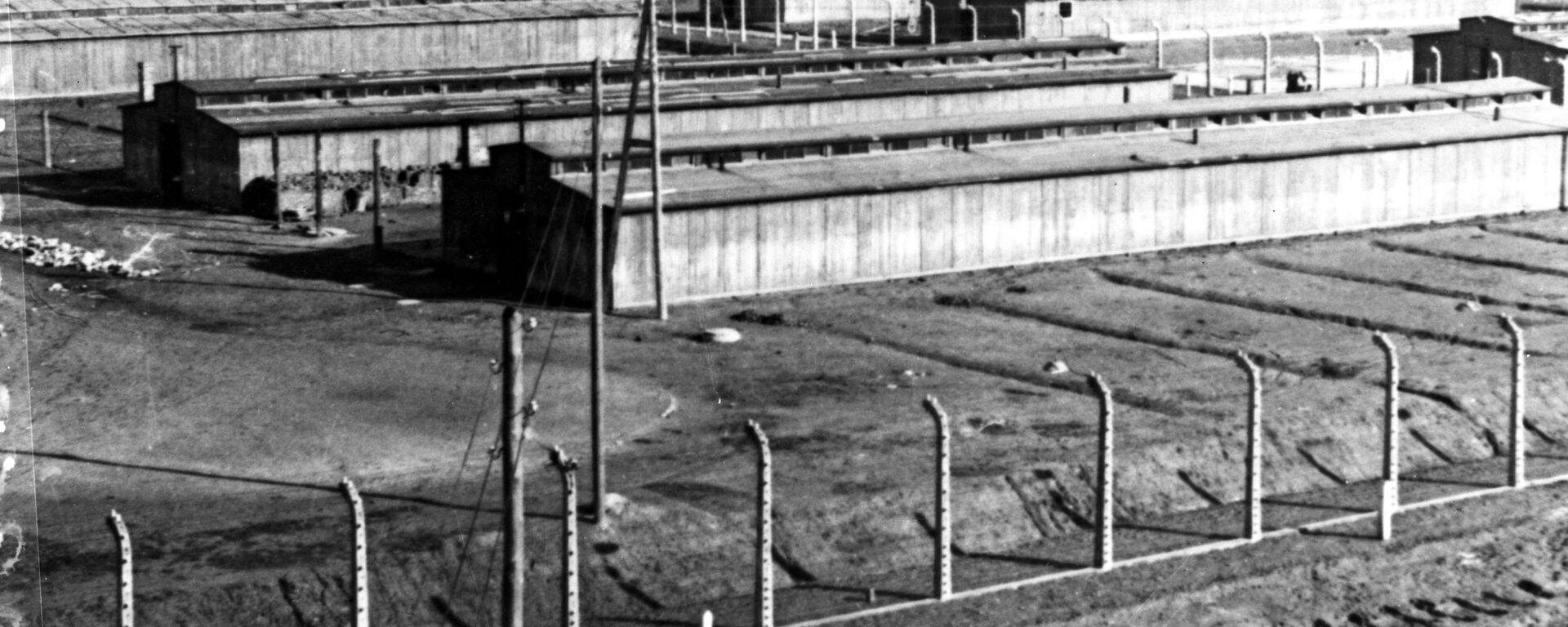 الحرب العالمية الثانية 1939 - 1945. ثكنات معسكر اعتقال أوشفيتز في ينايرم كانون الثاني 1945. يعد معسكر أوشفيتز أكبر معسكرات الإبادة النازية وأكثرها بقاء لفترة زمنية طويلة. لذا، فقد أصبح أحد الرموز الرئيسية للمحرقة (الهولوكوست). وفقًا لوثائق محكمة نورمبرغ، قُتل 2.8 مليون شخص في المعسكر خلال فترة 1941-1945، 90٪ منهم كانوا من اليهود. - سبوتنيك عربي, 1920, 21.01.2021