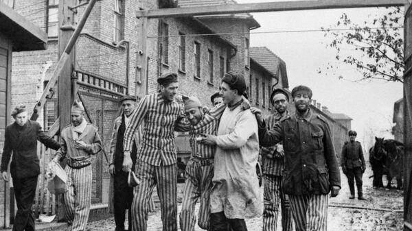 سجناء معسكر أوشفينتز في الدقائق الأولى بعد تحرير المعسكر النازي أوشفيتز - بيركيناو على يد الجيش السوفيتي في بولندا - سبوتنيك عربي