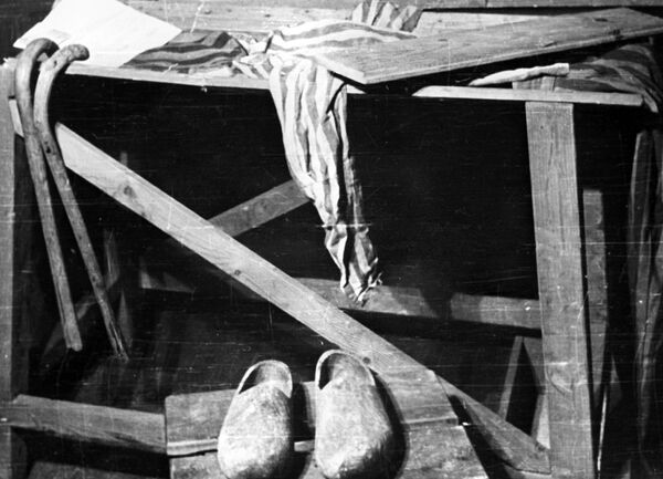 مقعد لتنفيذ الإعدام في معسكر اعتقال أوشفيتز. يعد معسكر أوشفيتز أكبر معسكرات الإبادة النازية وأكثرها بقاء لفترة زمنية طويلة. لذا، فقد أصبح أحد الرموز الرئيسية للمحرقة (الهولوكوست). وفقًا لوثائق محكمة نورمبرغ، قُتل 2.8 مليون شخص في المعسكر خلال فترة 1941-1945، 90٪ منهم كانوا من اليهود. - سبوتنيك عربي