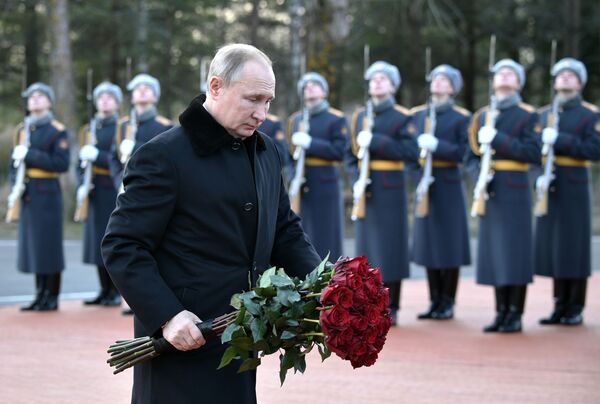 الرئيس الروسي فلاديمير بوتين في حفل وضع أكاليل الزهور على نصب تذكاري روبيجني كامين، تكريما للمحاربين في فترة حصار لينينغراد في الحرب الوطنية العظمى، ضواحي لينينغراد 18 يناير 2020 - سبوتنيك عربي