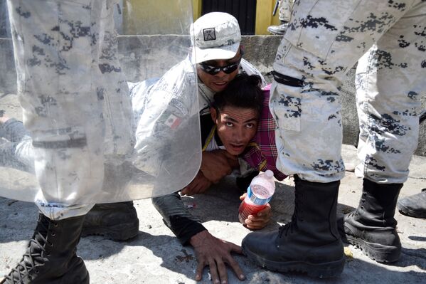 احتجاز مهاجرإلى الولايات المتحدة بالقرب من الحدود بين غواتيمالا والمكسيك، 21 يناير 2020 - سبوتنيك عربي
