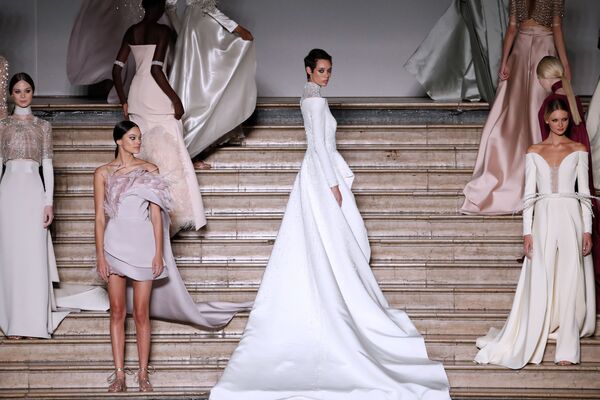 عارضة أزياء تقدم تصميم أنطونيو غريمالدي لمجموعة ربيع-صيف 2020/2021 في أسبوع الموضة في باريس، 20 يناير 2020 - سبوتنيك عربي