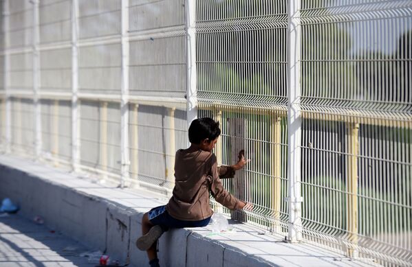 المهاجرون الهندوراسيون ينتظرون عبور الجسر الحدودي الدولي عند الحدود بين غواتيمالا والمكسيك، 19 يناير 2020 - سبوتنيك عربي