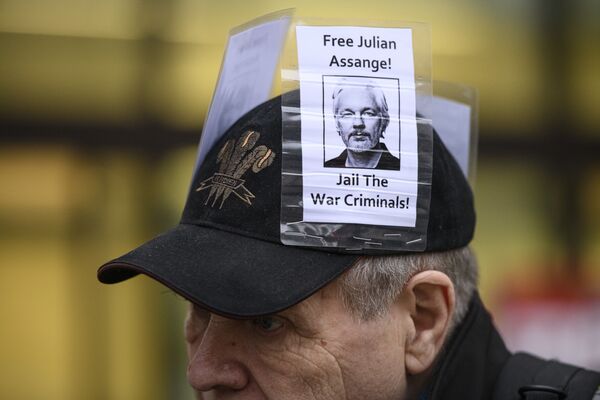أحد المشاركين في مسيرة تضامنية مع المحتجز جوليان أسانج، مؤسس ويكيليكس، في لندن، 23 يناير 2020 - سبوتنيك عربي