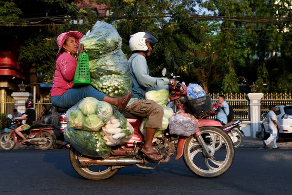 مواطنون محليون يحملون الخضروات في بنوم بنه، كمبوديا 22 يناير 2020 - سبوتنيك عربي