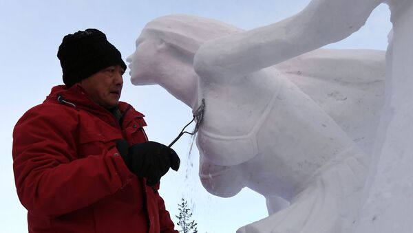 الفائز في الفئة المرشحة الثلج يعمل على منحوتة ثلجية في المهرجان الدولي السنوي الثامن للثلوج والمنحوتات الثلجية في كراسنويارسك الروسية، 17 يناير 2020 - سبوتنيك عربي