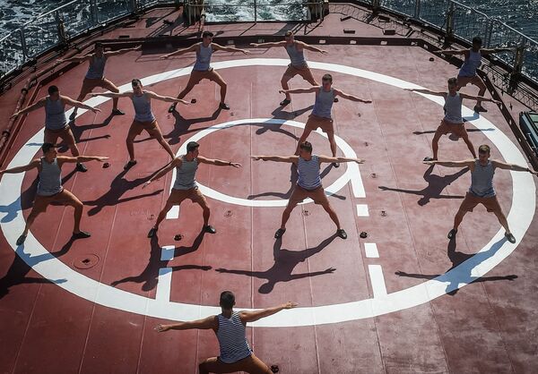 طلاب البحرية يمارسون التمارين الرياضية على متن سفينة الاستطلاع الأميرال فلاديميرسكي، 18 يناير 2020 - سبوتنيك عربي