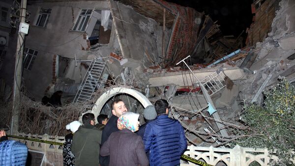 انهيار مبنى متأثرا بعد زلزال تركيا المدمر - سبوتنيك عربي