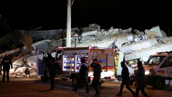 عمليات الإنقاذ بعد زلزال تركيا  - سبوتنيك عربي