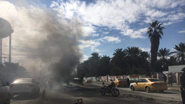 محتجون يحرقون مقر حزبي عسكري جنوبي العراق  - سبوتنيك عربي
