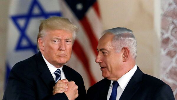 رئيس وزراء حكومة تسيير الأعمال الإسرائيلية بنيامين نتنياهو مع الرئيس الأمريكي دونالد ترامب - سبوتنيك عربي
