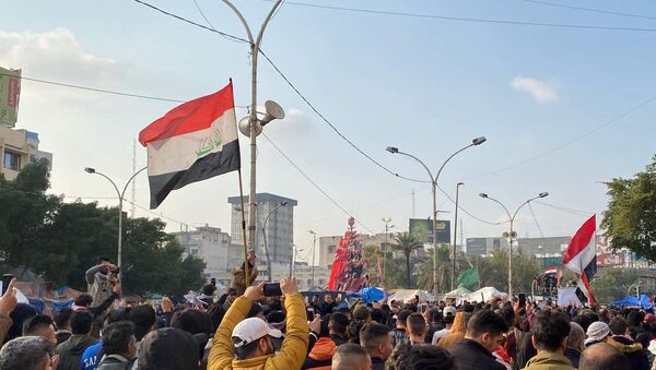 العراقيون يواجهون الموت لحماية ثورتهم  - سبوتنيك عربي