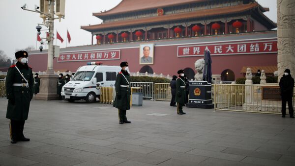 ضباط يرتدون أقنعة الوجه عند بوابة تيانانمن حيث تتعرض البلاد لتفشي فيروس كورونا الجديد في بكين - سبوتنيك عربي