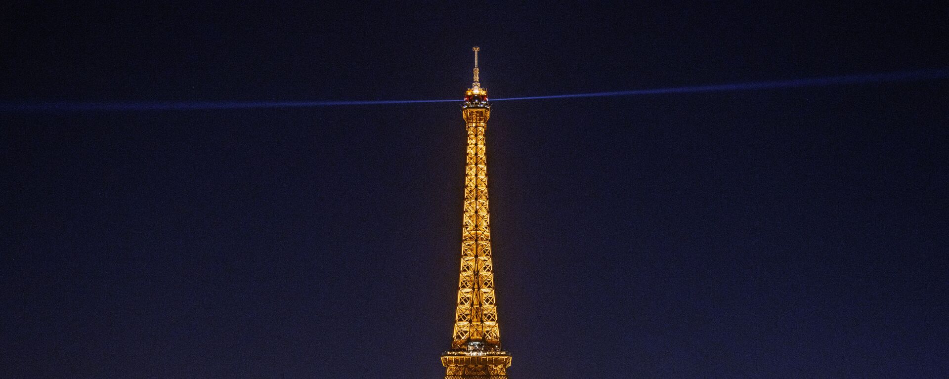 برج إيفل في باريس، فرنسا - عندما يضيء برج إيفل في الليل، يتم تصنيفه على أنه تركيب فني، وبالتالي فهو محمي بموجب حقوق الطبع والنشر. هذا يعني أنه ليس من المفترض أن تنشر صورًا منه عبر الإنترنت، أو تقوم بتوزيعها تجاريًا. - سبوتنيك عربي, 1920, 17.09.2021