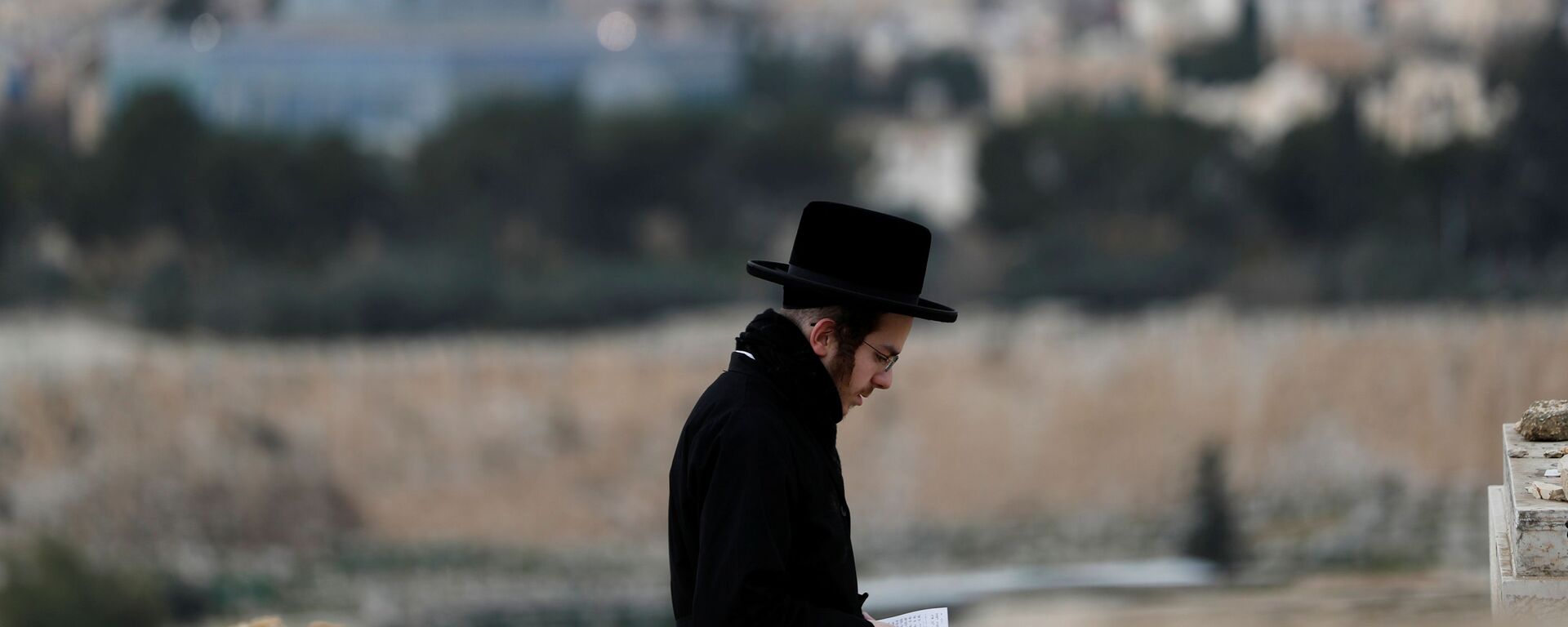 يهودي يصلي بالقرب من مقبرة جبلية بالقرب من مدينة القدس القديمة - سبوتنيك عربي, 1920, 22.05.2020