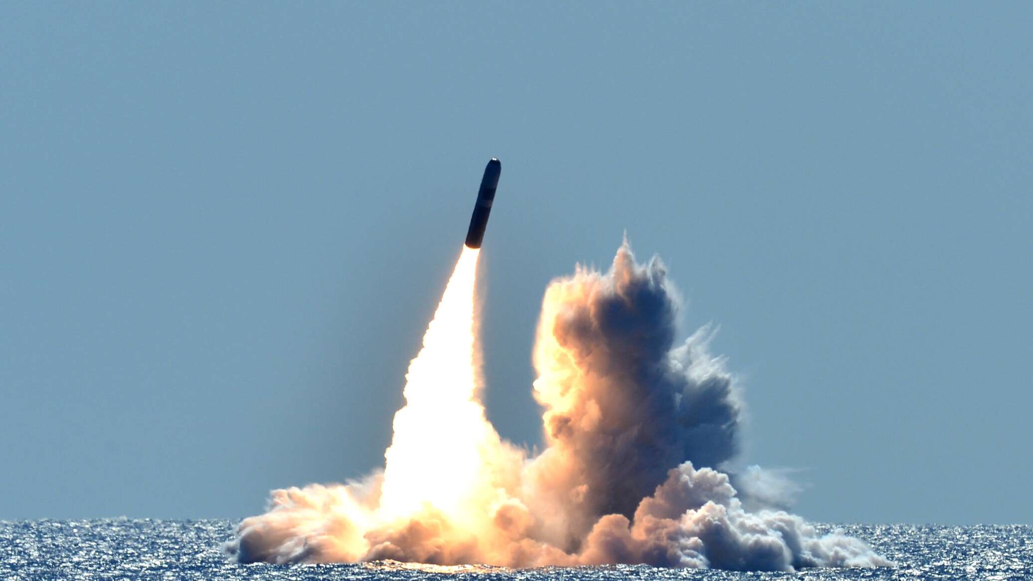 فشل إطلاق صاروخ نووي بريطاني من الغواصة وسقوطه بجوارها... فيديو
