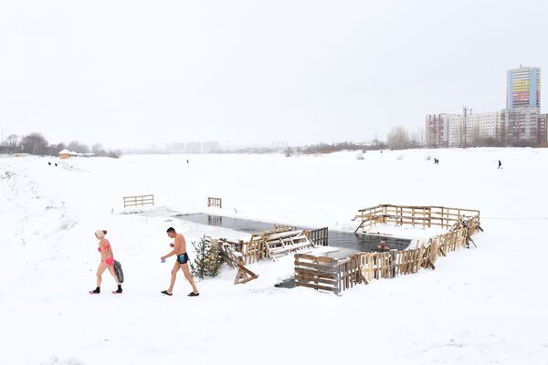 أعضاء نادي السباحة الشتوية والتصلب في بحيرة في منطقة لينينسكي، نوفوسيبيرسك 25 يناير 2020 - سبوتنيك عربي