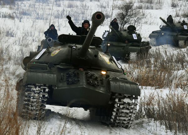 دبابة سوفيتية إس-3 خلال عرض للمركبات المدرعة في إقليم بريمورسكي الروسي، 28 يناير 2020 - سبوتنيك عربي
