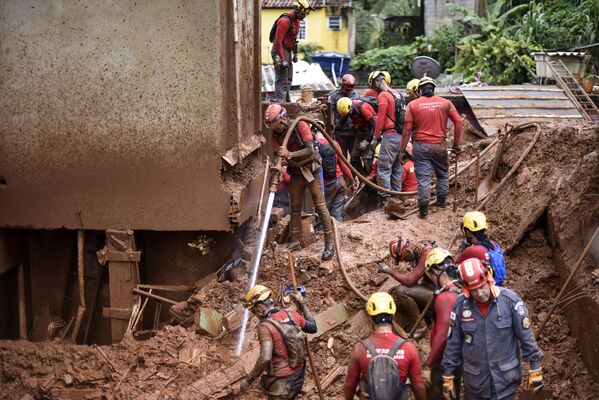 رجال الاطفاء يبحثون عن مفقودين نتيجة للانهيار الأراضي في فيلا برناديت، بيلو هوريزونتي، ميناس جيرايس، البرازيل 26 يناير 2020 - سبوتنيك عربي