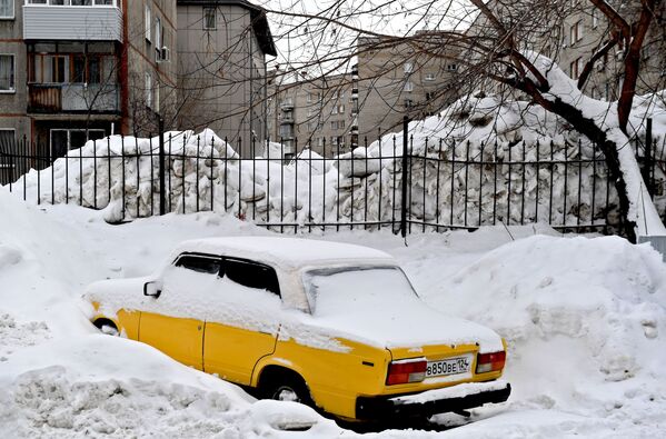 سقوط ثلوج كثيفة في نوفوسيبيرسك الروسية، 27 يناير 2020 - سبوتنيك عربي