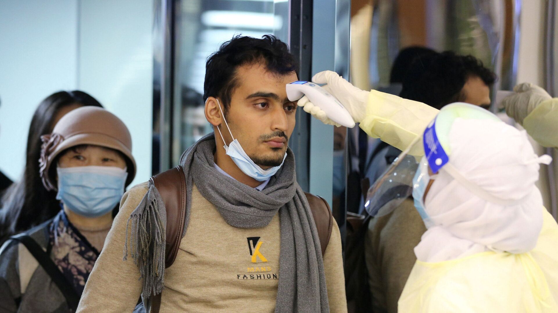 ركاب قادمون من الصين إلى السعودية ووزارة الصحة السعودية تقوم بالكشف عليهم في المطار بسبب فيروس كورونا - سبوتنيك عربي, 1920, 01.12.2021