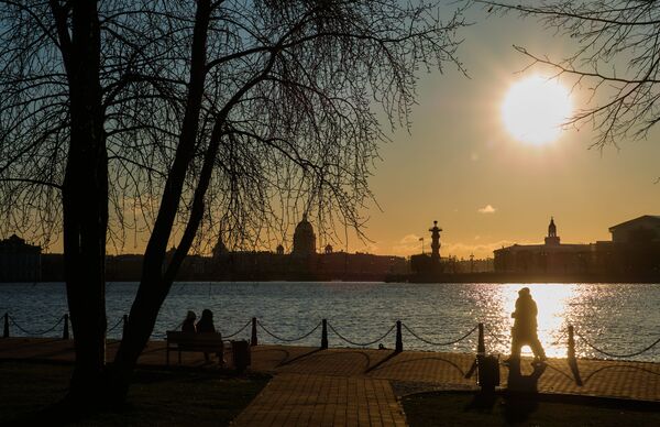 منظر يطل على جزيرة فاسيليفسكي من جهة ضفة قلعة بطرس وبولس في سان بطرسبرغ - سبوتنيك عربي