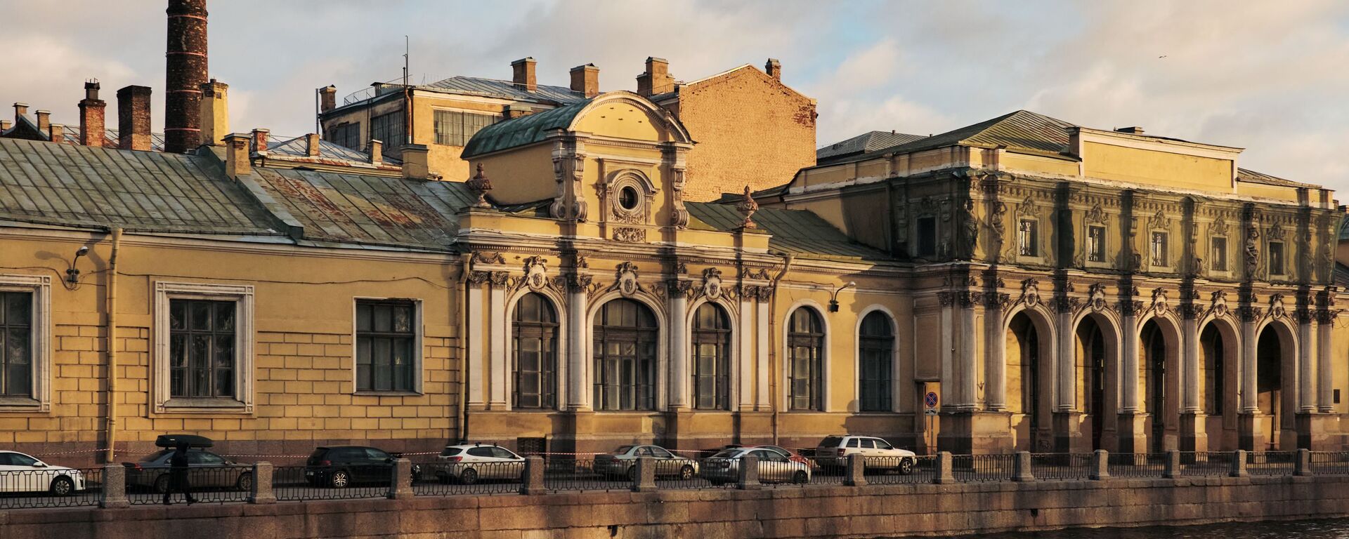 منظر لمجمع المباني في منطقة سالت تاون من جسر نهر فونتانكا في سانت بطرسبرغ. - سبوتنيك عربي, 1920, 02.04.2023