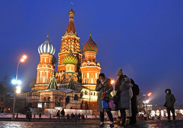 سياح يرتدون أقنعة واقية بعد تأكيد حالات الإصابة بفيروس كورونا في روسيا، يلتقطون صورا في موسكو، 1 فبراير 2020 - سبوتنيك عربي