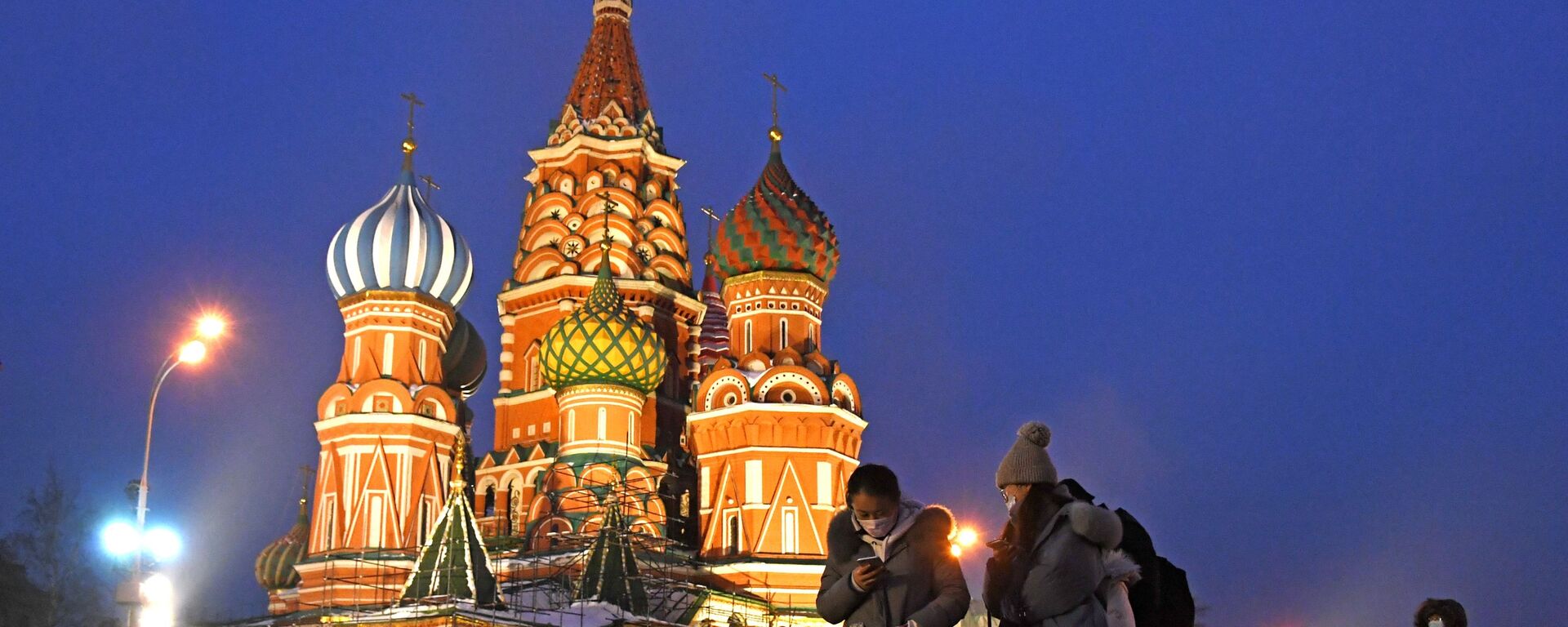سياح يرتدون أقنعة واقية بعد تأكيد حالات الإصابة بفيروس كورونا في روسيا، يلتقطون صورا في موسكو، 1 فبراير 2020 - سبوتنيك عربي, 1920, 07.09.2022