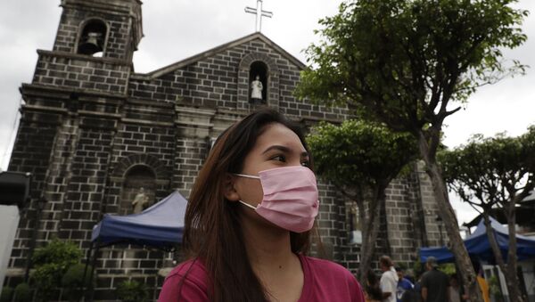 امرأة ترتدي قناعا واقيا في مانيلا، الفلبين 2 فبراير 2020 - سبوتنيك عربي